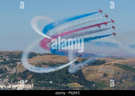 Llandudno, au Pays de Galles, Royaume-Uni. La RAF Aerobatic Team, les flèches rouges, effectuer leur affichage dans la baie de Llandudno au cours de la Journée des Forces armées à Llandudno, au Pays de Galles, Royaume-Uni. 30 juin 2018. Banque D'Images