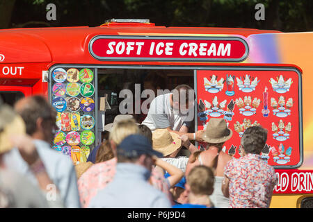 Le temps chaud à un concert dans le parc à Sutton Park près de Birmingham. La file d'attente pour le ice cream van. Banque D'Images