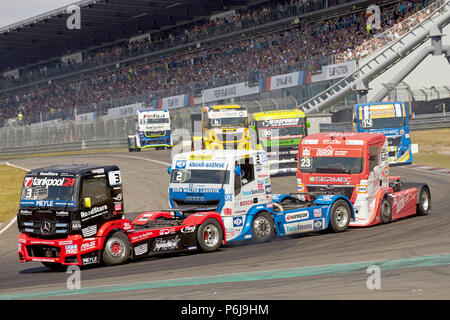 Nuerburg, Allemagne. 30 Juin, 2018. Les courses de camions de la FIA European Truck Racing Championship départ dans la course à l'ADAC Truck Grand Prix sur le Nürburgring. Sur la photo, Norbert Kiss (Hongrie, l) et Antonio Albacete (Espagne, r) et Jochen Hahn (Allemagne). Crédit : Thomas Frey/dpa/Alamy Live News Banque D'Images