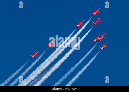 Llandudno, au Pays de Galles, Royaume-Uni. La RAF Aerobatic Team, les flèches rouges, effectuer leur affichage dans la baie de Llandudno au cours de la Journée des Forces armées à Llandudno, au Pays de Galles, Royaume-Uni. 30 juin 2018. Banque D'Images