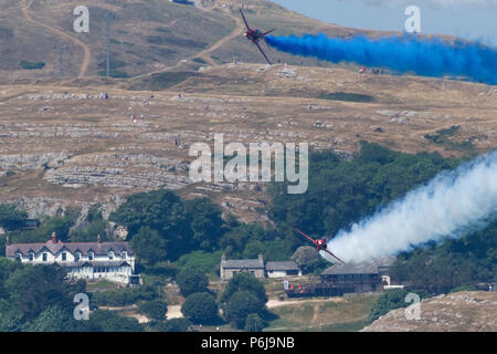 Llandudno, au Pays de Galles, Royaume-Uni. La RAF Aerobatic Team, les flèches rouges, effectuer leur affichage dans la baie de Llandudno au cours de la Journée des Forces armées à Llandudno, au Pays de Galles, Royaume-Uni. 30 juin 2018. Banque D'Images