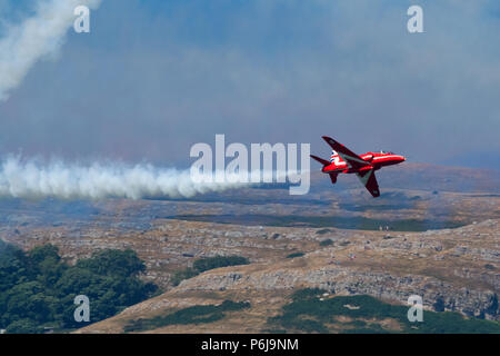 Llandudno, au Pays de Galles, Royaume-Uni. La RAF Aerobatic Team, les flèches rouges, effectuer leur affichage dans la baie de Llandudno au cours de la Journée des Forces armées à Llandudno, au Pays de Galles, Royaume-Uni. 30 juin 2018. Banque D'Images