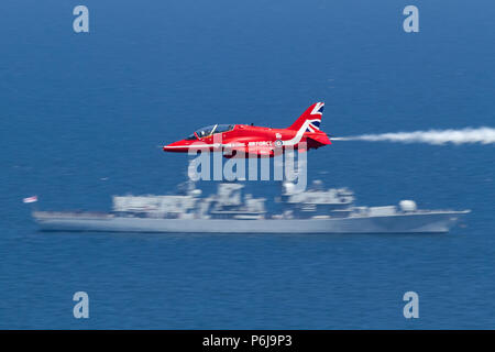 Llandudno, au Pays de Galles, Royaume-Uni. La RAF Aerobatic Team, les flèches rouges, effectuer leur affichage dans la baie de Llandudno. L'une des paire "synchrone" survole le HMS Somerset, Type 23 de la Royal Navy frigate, pendant la Journée des Forces armées à Llandudno, au Pays de Galles, Royaume-Uni. 30 juin 2018. Banque D'Images