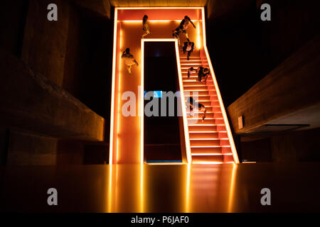 Essen, Allemagne. 30 Juin, 2018. Les visiteurs sur un escalier éclairé à la Ruhr Musée de la mine de charbon de Zollverein. La 18e "Nuit de la culture industrielle" aura lieu entre 6h00 et 2h00, et disposent de 2 000 artistes dans 50 sites entre Moers et Unna. Le programme comprend des lectures, des concerts, des expositions, des visites spéciales et des performances. Crédit : Marcel Kusch/dpa/Alamy Live News Banque D'Images