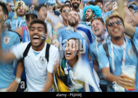 Sochi, Russie. 30 Juin, 2018. Fans de l'Uruguay cheer avant la Coupe du Monde FIFA 2018 ronde de 16 match entre l'Uruguay et le Portugal à Sotchi, Russie, 30 juin 2018. Credit : Fei Maohua/Xinhua/Alamy Live News Banque D'Images
