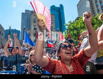 New York, États-Unis, 30 juin 2018. Fans de célébrer un but argentin, qui voient leur équipe jouer contre la France lors de la Coupe du Monde de la Fifa en écrans géants à New York Rockefeller Center. À la fin de la France a battu l'Argentine 4-3 à l'avance pour les quarts de finale. Photo par Enrique ShoreCredit : Enrique Shore/Alamy Live News Banque D'Images