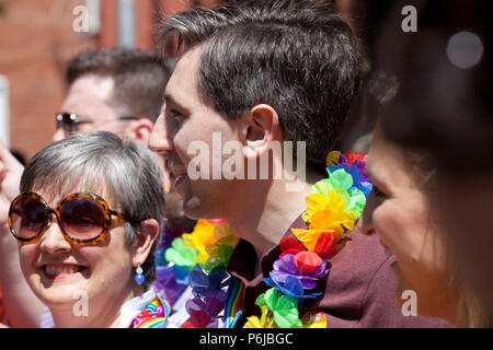 Ministre de la santé Simon Harris et d'autres membres du Fine Gael prenant part à l'assemblée annuelle + LGBTI Dublin Pride Parade, le deuxième plus grand festival en Irlande après St Patrick's Day. Samedi 30 juin 2018, St Stephen's Green, Dublin, Irlande Banque D'Images