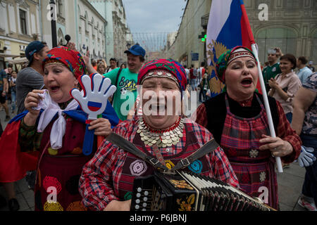 Moscou, Russie. 30 Juin, 2018. Babouchkas russes pour encourager l'équipe de football russe sur la rue Nikolskaïa dans le centre de Moscou lors de la Coupe du Monde de la FIFA 2018 en Russie Crédit : Nikolay Vinokourov/Alamy Live News Banque D'Images