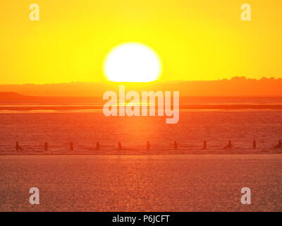 Sheerness, Kent, UK. 30 Juin, 2018. Météo France : le coucher du soleil à Sheerness, Kent. Credit : James Bell/Alamy Live News Banque D'Images