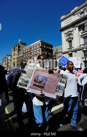 Londres, Royaume-Uni. 30 Juin 2018 Marche de protestation contre le Gouvernement du Soudan a lieu le long de Whitehall à Downing Street, London, UK Banque D'Images