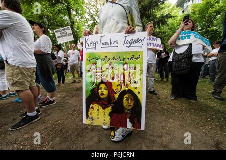 Portland, Oregon, USA. 30 Juin, 2018. Les gens se rassemblent dans le centre-ville de Portland pour manifester contre l'administration d'Atout ''tolérance zéro'' de politiques séparant les enfants de parents qui demandent l'asile aux États-Unis. Portland est l'une des centaines de villes aux États-Unis l'acoss holding soeur manifestations le ravitailleur "familles appartiennent ensemble' rassemblement à Washington, DC Crédit : Brian Cahn/ZUMA/Alamy Fil Live News Banque D'Images