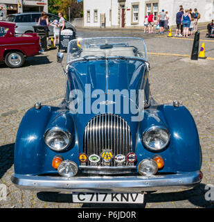 Linlithgow, West Lothian, Écosse, Royaume-Uni, 30 juin 2018. Les passionnés exposent des voitures anciennes étincelantes lors d'un rallye par une journée ensoleillée d'été. Une vieille voiture de sport Morgan bleue 1985 avec des badges sur la calandre avant Banque D'Images