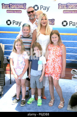 Los Angeles, USA. Jun 30, 2018. (L-R) Dean McDermott, l'actrice Tori Spelling et la famille assister à la première mondiale de Columbia Pictures et Sony Pictures Animation's 'Hôtel Transylvanie 3 : Les vacances d'été" le 30 juin 2018 au Regency Village Theatre de Los Angeles, Californie. Photo de Barry King/Alamy Live News Banque D'Images