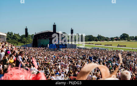 Paloma Faith il se produit devant des milliers de racegoers à l'hippodrome de York, York, Angleterre, le 30 juin 2018 Banque D'Images