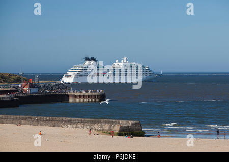 Great Yarmouth, au Royaume-Uni. 30 juin 2018. Le Seabourn Quest en laissant l'avant-port de Great Yarmouth à destination de Douvres. Sur un tour d'Europe du Nord avec Seabourn, 458 passagers, principalement des États-Unis, ont été accueillis pour une réception officielle y compris le brass band sur le quai et offert un coach tour de la clé du complexe d'attractions. Credit : Adrian Buck/Alamy Live News Banque D'Images