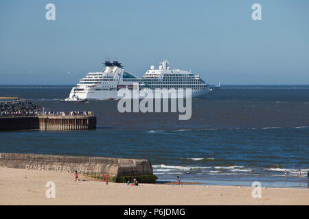 Great Yarmouth, au Royaume-Uni. 30 juin 2018. Le Seabourn Quest en laissant l'avant-port de Great Yarmouth à destination de Douvres. Sur un tour d'Europe du Nord avec Seabourn, 458 passagers, principalement des États-Unis, ont été accueillis pour une réception officielle y compris le brass band sur le quai et offert un coach tour de la clé du complexe d'attractions. Credit : Adrian Buck/Alamy Live News Banque D'Images