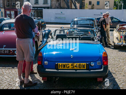 La Croix, Kirkgate, Linlithgow, West Lothian, Scotland, Royaume-Uni, le 30 juin 2018. Afficher les amateurs de boissons pétillantes à un rallye sur une journée ensoleillée. Les gens d'admirer une voiture de sport MG bleu 1980 Banque D'Images