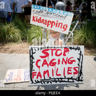 Los Angeles, USA. Jun 30, 2018. Des signes de protestation à 'Garder les familles ensemble' rally dans le centre-ville de Los Angeles, Californie le 30 juin 2018. Crédit : Jim Newberry/Alamy Live News Banque D'Images