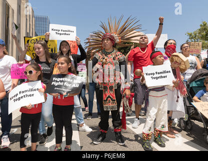 Los Angeles, USA. Jun 30, 2018. Les manifestants avec des signes à 'Garder les familles ensemble' rally dans le centre-ville de Los Angeles, Californie le 30 juin 2018. Crédit : Jim Newberry/Alamy Live News Banque D'Images