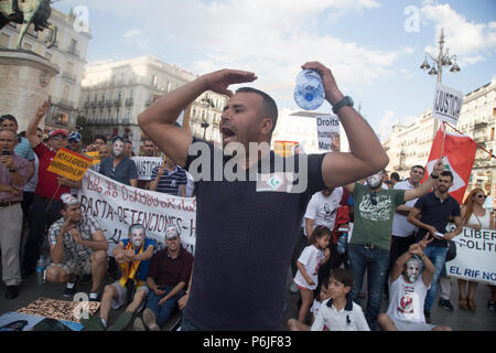 Un militant est vu crier pendant la manifestation. Protestation contre une peine de 20 ans de prison pour les dirigeants rifan au Maroc. L'Rifans ont lutté contre le colonialisme français et espagnol, et quand vint l'indépendance, la monarchie alaouite a exclu les Rifans de l'administration, la santé, l'éducation et le travail. C'est pourquoi, en 2016, le mouvement populaire a commencé rifan protestations dans la région du Rif. Banque D'Images