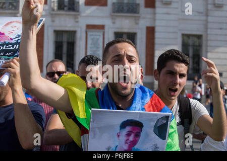 Un militant est vu crier pendant la manifestation. Protestation contre une peine de 20 ans de prison pour les dirigeants rifan au Maroc. L'Rifans ont lutté contre le colonialisme français et espagnol, et quand vint l'indépendance, la monarchie alaouite a exclu les Rifans de l'administration, la santé, l'éducation et le travail. C'est pourquoi, en 2016, le mouvement populaire a commencé rifan protestations dans la région du Rif. Banque D'Images