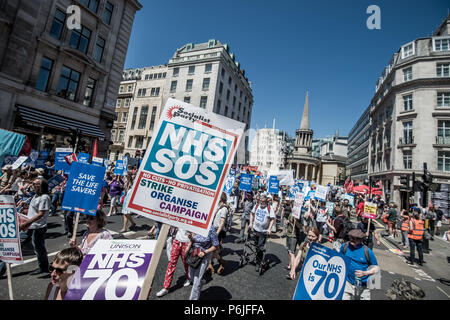 London, Londres, Royaume-Uni. 30 Juin, 2018. Les gens ont vu marcher laissant Portland Place vers Whitehall.Des dizaines de milliers de personnes ont marché durant la chaude samedi météo grâce à Londres pour célébrer et faire preuve de plus de la Grande-Bretagne, le National Health Service (NHS), en avant de son 70e anniversaire la semaine prochaine. Credit : Brais G. Rouco SOPA/Images/ZUMA/Alamy Fil Live News Banque D'Images