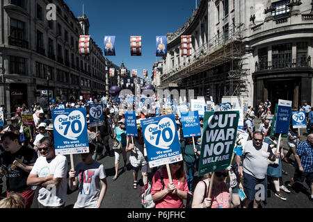 London, Londres, Royaume-Uni. 30 Juin, 2018. Les gens ont vu marcher laissant Portland Place vers Whitehall.Des dizaines de milliers de personnes ont marché durant la chaude samedi météo grâce à Londres pour célébrer et faire preuve de plus de la Grande-Bretagne, le National Health Service (NHS), en avant de son 70e anniversaire la semaine prochaine. Credit : Brais G. Rouco SOPA/Images/ZUMA/Alamy Fil Live News Banque D'Images