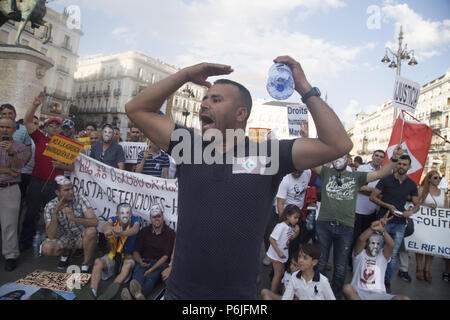 Madrid, Espagne. 30 Juin, 2018. Un militant est vu crier pendant la manifestation.protester contre une peine de 20 ans de prison pour les dirigeants rifan au Maroc. L'Rifans ont lutté contre le colonialisme français et espagnol, et quand vint l'indépendance, la monarchie alaouite a exclu les Rifans de l'administration, la santé, l'éducation et le travail. C'est pourquoi, en 2016, le mouvement populaire a commencé rifan protestations dans la région du Rif. Credit : Lito Lizana SOPA/Images/ZUMA/Alamy Fil Live News Banque D'Images