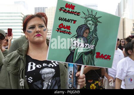 Dallas, Texas, USA. 30 Juin, 2018. Un démonstrateur à l'écoute des orateurs en face de Dallas City Hall dans le centre-ville de Dallas. Les gens se sont rassemblés pour protester contre l'atout politique de séparation des enfants d'immigrés de leurs parents lorsqu'ils crosss la frontière entre les États-Unis et le Mexique, en quête d'asile dans ce pays. Credit : Jaime R. Carrero/ZUMA/Alamy Fil Live News Banque D'Images