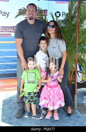 Westwood, Californie, USA. 30 Juin, 2018. Steve Howey, Sarah Shahi, William Wolf Howey, Violet et Howey Howey Knox arrive pour l 'Hôtel Transylvanie 3 : Les vacances d'été' en première mondiale au Théâtre du Village. Credit : Lisa O'Connor/ZUMA/Alamy Fil Live News Banque D'Images