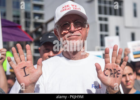 Miami, Floride, USA. 30 Juin, 2018. Les militants participent à garder les familles unies mars pour protester contre la politique d'immigration de l'Administration d'Atout dans le centre-ville de Miami/Ben-Ezzer Crédit : Orit ZUMA Wire/Alamy Live News Banque D'Images