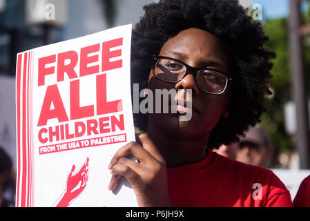 Miami, Floride, USA. 30 Juin, 2018. Les militants participent à garder les familles unies mars pour protester contre la politique d'immigration de l'Administration d'Atout dans le centre-ville de Miami/Ben-Ezzer Crédit : Orit ZUMA Wire/Alamy Live News Banque D'Images