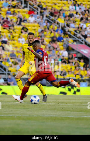 Samedi, 30 juin 2018 : Real Salt Lake l'avant Joao Plata (10) tente de tirer la balle passé milieu SC Columbus Crew Artur (7) dans la deuxième partie du match entre Real Salt Lake et Columbus Crew Stadium, MAPFRE à SC à Columbus OH. Crédit Photo obligatoire : Dorn Byg/Cal Sport Media. Columbus Crew SC 2 - Real Salt Lake 1 Banque D'Images