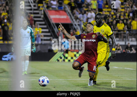 Samedi, 30 juin 2018 : Real Salt Lake l'avant Joao Plata (10) faisant une embardée pour le bal avec Columbus Crew SC defender Jonathan Mensah (4) leur poursuite dans la deuxième partie du match entre Real Salt Lake et Columbus Crew Stadium, MAPFRE à SC à Columbus OH. Crédit Photo obligatoire : Dorn Byg/Cal Sport Media. Columbus Crew SC 2 - Real Salt Lake 1 Banque D'Images