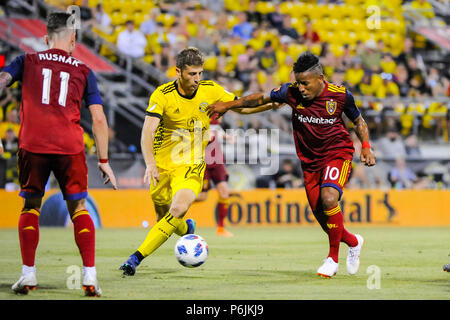 Samedi, 30 juin 2018 : Columbus Crew SC defender Gaston Sauro (22) et REAL Salt Lake l'avant Joao Plata (10) Bataille pour la balle dans la deuxième partie du match entre Real Salt Lake et Columbus Crew Stadium, MAPFRE à SC à Columbus OH. Crédit Photo obligatoire : Dorn Byg/Cal Sport Media. Columbus Crew SC 2 - Real Salt Lake 1 Banque D'Images