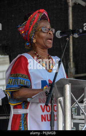 30 juin 2018 - Londres, Royaume-Uni. 30 juin 2018. Royal College of Nursing (RCN) Président Cecilia Anim parle au rassemblement près de Downing St pour célébrer 70 ans de l'ENM, et à l'appui de ses travailleurs dévoués pour exiger une société publique NHS c'est gratuit pour tous avec un financement et dotation appropriée et fournir des services de classe mondiale pour chaque communauté. La manifestation, organisée par le l'Assemblée du peuple, des campagnes de santé ensemble, Trades Union Congress, Unison, Unite, GMB, British Medical Association, Collège Royal des soins infirmiers, Collège Royal des sages-femmes, CSP, BDA, et DORS était de défendre la Banque D'Images