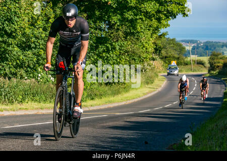 Byres Hill, East Lothian, Écosse, Royaume-Uni, 1er juillet 2018. Edinburgh IRONMAN 70.3, Byres Hill, East Lothian, Écosse, Royaume-Uni, 1er juillet 2018. Le cyclisme fait partie de l'épreuve sportive d'endurance. Des concurrents qui font du vélo en amont de Byres Hill sur un parcours de vélo en boucle de 56 kilomètres Banque D'Images