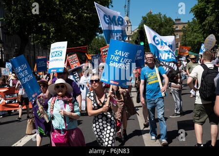 Londres, Royaume-Uni. 30 juin 2018. NHS 70 mars sur Downing Street. Des dizaines de milliers réunis par la BBC à Portland Place et ont défilé dans le centre de Londres pour marquer le 70e anniversaire du Service national de santé. Ils faisaient campagne pour mettre fin aux coupures, à la privatisation, et pour assurer la crédibilité de l'aide financière. La marche et un rassemblement a été organisé par l'Assemblée du peuple contre l'austérité, campagnes de santé ensemble, TUC et les syndicats du service de santé. Crédit : Stephen Bell/Alamy Live News. Banque D'Images