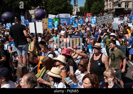 Londres, Royaume-Uni. 30 juin 2018. NHS 70 mars sur Downing Street. Des dizaines de milliers réunis par la BBC à Portland Place et ont défilé dans le centre de Londres pour marquer le 70e anniversaire du Service national de santé. Ils faisaient campagne pour mettre fin aux coupures, à la privatisation, et pour assurer la crédibilité de l'aide financière. La marche et un rassemblement a été organisé par l'Assemblée du peuple contre l'austérité, campagnes de santé ensemble, TUC et les syndicats du service de santé. Pack de marcheurs pour le rallye de Whitehall. Crédit : Stephen Bell/Alamy Live News. Banque D'Images