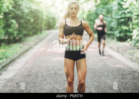 Jeune femme en cours d'exécution. Belle fit Girl. Modèle de remise en forme en plein air. La perte de poids. Banque D'Images