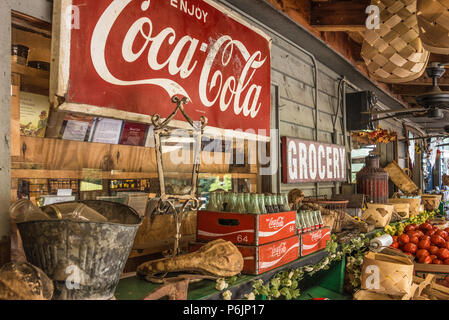 Vintage Coca-Cola signe et des bouteilles sur le marché d'une route dans le nord-est de la Géorgie. (USA) Banque D'Images