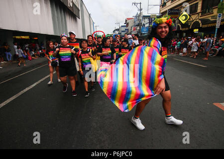 Marche de la fierté aux participants de porter des costumes colorés. Des milliers de gay membres ont défilé dans les rues de Marikina, Manille comme ils ont participé cette année à la marche de la fierté. Banque D'Images