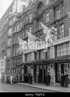 L'avant de l'hôtel Claridges à Londres pendant les années 1950. Les membres du public et les cadreurs dans l'attente de l'arrivée d'une personne célèbre. Banque D'Images