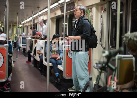 LOS ANGELES, CALIFORNIE - Le 29 juin 2018 : les navetteurs de wagon de métro le 29 juin 2018 à Los Angeles, CA. Banque D'Images