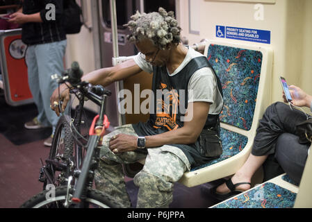 LOS ANGELES, CALIFORNIE - Le 29 juin 2018 : les navetteurs de wagon de métro le 29 juin 2018 à Los Angeles, CA. Banque D'Images