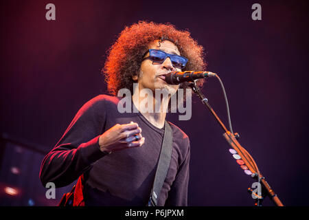 La Norvège, Halden - 21 juin, 2018. Le groupe de rock Alice in Chains effectue un concert live au cours de la musique norvégienne METAL festival 2018 tonnes de roche de Halden. Ici le chanteur et guitariste William DuVall est vu sur scène. (Photo crédit : Gonzales Photo - Terje Dokken). Banque D'Images