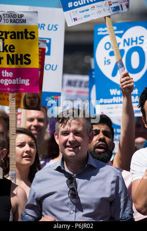 Secrétaire de l'ombre à l'Ashworth Jon au NHS 70 manifestation à Londres, au Royaume-Uni, le NHS exigeantes être la propriété de l'état avec un financement et la dotation en personnel. Banque D'Images