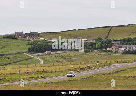 Le village de Flash, Staffordshire Peak District, le plus haut village de l'UK, vu depuis le sud-est sur la route principale A53. Banque D'Images