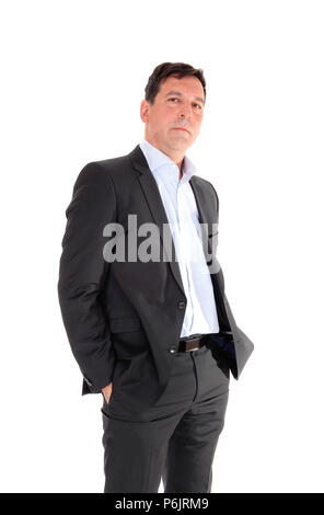 Un close up image d'un beau moyen age homme en costume, à la baisse, avec ses mains dans la poche, isolée pour fond blanc Banque D'Images