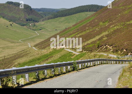 Vue vers le nord/nord-ouest sur la route entre le lac Vyrnwy en Powys et Bala, Powys, mi-pays de Galles, Royaume-Uni. Banque D'Images